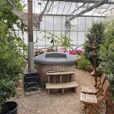 Very Unique 'tiny House' With Hottub شاليه