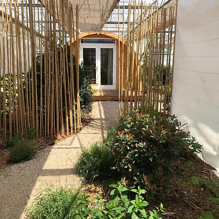 Very Unique 'tiny House' With Hottub شاليه *