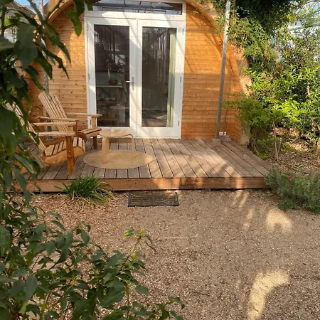 Very Unique 'tiny House' With Hottub شاليه *